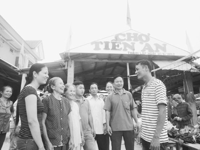 Người dân buôn bán chia những niềm vui cùng anh Nam (bìa phải)