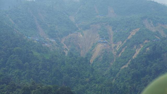 Núi rừng như đang quằn quại trong sự giày xéo của máy húc, máy khoan khoét sâu vào lòng đất, sạt lở nham nhở