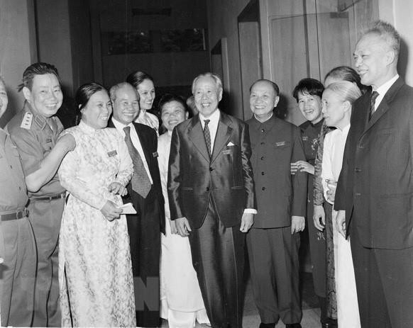 Các đại biểu của hai đoàn Nam-Bắc trong giờ giải lao Hội nghị Hiệp thương chính trị thống nhất Tổ quốc, ngày 21/11/1975. (Ảnh: TTXVN)