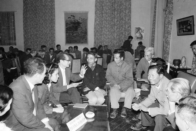 Các vị ứng cử đại biểu Quốc hội tại Hà Nội bàn chương trình tiếp xúc với cử tri. (Ảnh: TTXVN)