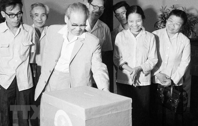 Sáng 23/4/1976, đồng chí Xuân Thủy, Bí thư Trung ương Đảng, Phó Chủ tịch Hội đồng bầu cử miền Bắc kiểm tra công tác chuẩn bị bầu cử tại khu vực bỏ phiếu số 2, Hà Nội. (Ảnh: Xuân Lâm/TTXVN)