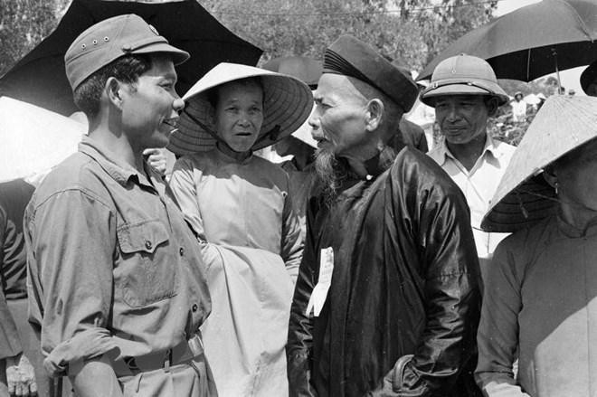 Ông Hồ Vai, dân tộc Pa Kô, Anh hùng Lực lượng vũ trang nhân dân, được Ủy ban Trung ương Mặt trận Dân tộc giải phóng miền Nam và Ủy ban Liên minh Các lực lượng dân tộc dân chủ và hòa bình Việt Nam giới thiệu ra ứng cử đại biểu Quốc hội chung cả nước, tiếp xúc với cử tri xã Mỹ Thủy (Thừa Thiên cũ), tỉnh Bình Trị Thiên. (Ảnh: TTXVN)