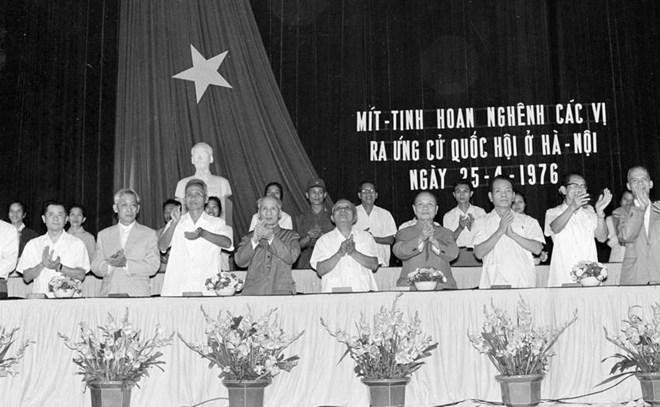 Tối 22/4/1976, tại Nhà hát Lớn Hà Nội, Ủy ban Mặt trận Tổ quốc và Ủy ban hành chính thành phố Hà Nội tổ chức mít tinh chào mừng cuộc Tổng tuyển cử, chào mừng các vị ứng cử đại biểu Quốc hội. Chủ tịch Tôn Đức Thắng, Phó Chủ tịch Nguyễn Lương Bằng, Chủ tịch Ủy ban Thường vụ Quốc hội Trường Chinh và Thủ tướng Phạm Văn Đồng tới dự. (Ảnh: Thế Trung/TTXVN)