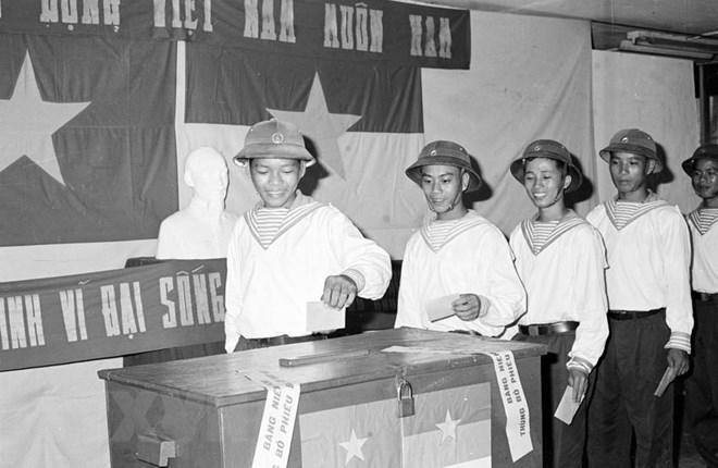Cán bộ, chiến sỹ hải quân Hạm đội 147 tham gia bầu cử Quốc hội thống nhất, ngày 25/4/1976 tại hòm phiếu 512, khu vực 4 Thành phố Sài Gòn (từ 2/7/1976 được đổi tên là Thành phố Hồ Chí Minh). (Ảnh: Ngọc Đản/TTXVN)
