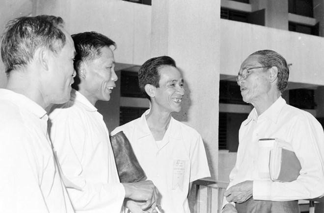 Ông Nguyễn Hữu Đính (đeo kính) - Chủ tịch Ủy ban Mặt trận Dân tộc giải phóng thành phố Huế, ứng cử viên đại biểu Quốc hội nói chuyện thân mật với các đại biểu cử tri. (Ảnh: TTXVN)