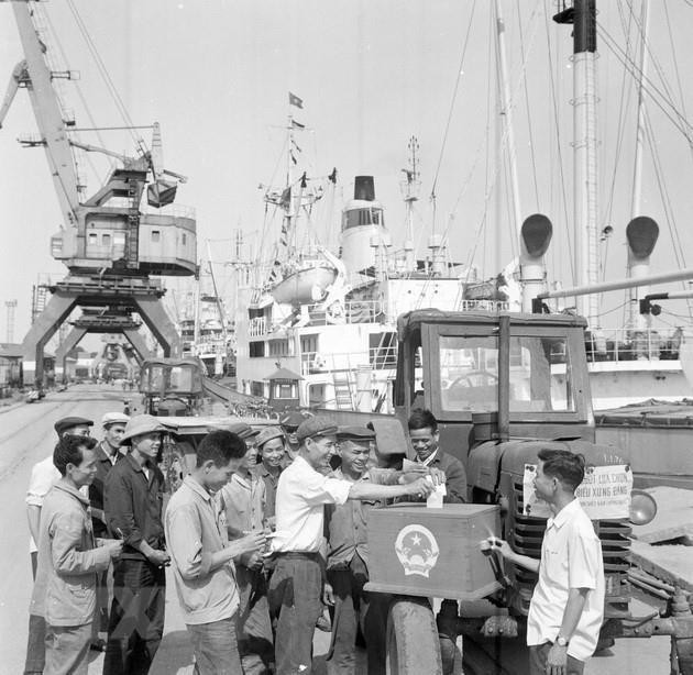 Hòm phiếu lưu động tại cầu cảng Hải Phòng. (Ảnh: TTXVN)