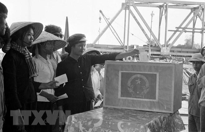 Công nhân Công ty Đường sắt 773 (Liên hiệp xí nghiệp cục Công trình 1 - Bộ Giao thông vận tải) đang xây dựng cầu Yên Xuân (Nghệ Tĩnh), tham gia bầu cử Quốc hội khóa VI tại công trường. (Ảnh: Lan Xuân/TTXVN)