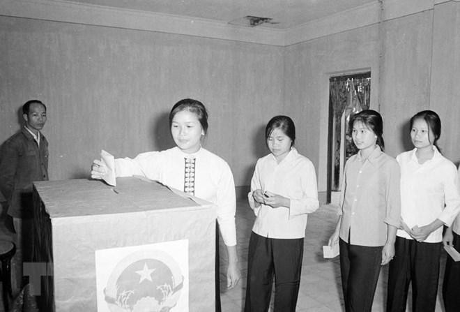 Sinh viên trường Đại học Nông nghiệp 3 (Bắc Thái) bầu cử đại biểu Quốc hội khóa VI (25/4/1976). (Ảnh: Vũ Hanh/TTXVN)