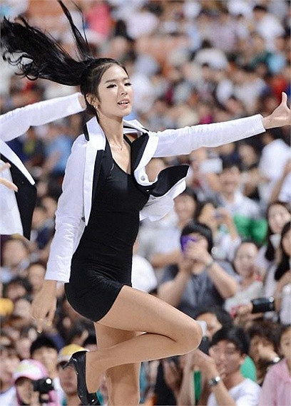 Nữ sinh diện bộ váy đen bó sát cơ thể nhảy theo điệu nhạc