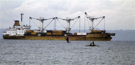 Con tàu Sulpicio Express 7 va chạm với chiếc phà bị đắm