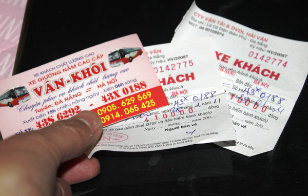 Giá vé xe 410.000 đồng(tăng hơn 50% so với ngày thường) nhưng nhà xe cố tình nhồi nhét thêm khách. Ảnh: Nguyễn Huy. Giá vé xe 410.000 đồng(tăng hơn 50% so với ngày thường) nhưng nhà xe cố tình nhồi nhét thêm khách. Ảnh: Nguyễn Huy