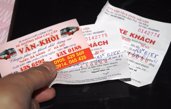 Giá vé xe 410.000 đồng(tăng hơn 50% so với ngày thường) nhưng nhà xe cố tình nhồi nhét thêm khách. Ảnh: Nguyễn Huy. Giá vé xe 410.000 đồng(tăng hơn 50% so với ngày thường) nhưng nhà xe cố tình nhồi nhét thêm khách. Ảnh: Nguyễn Huy