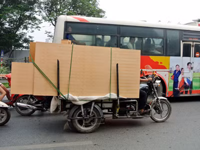 Xe ba bánh chở hàng cồng kềnh trên phố