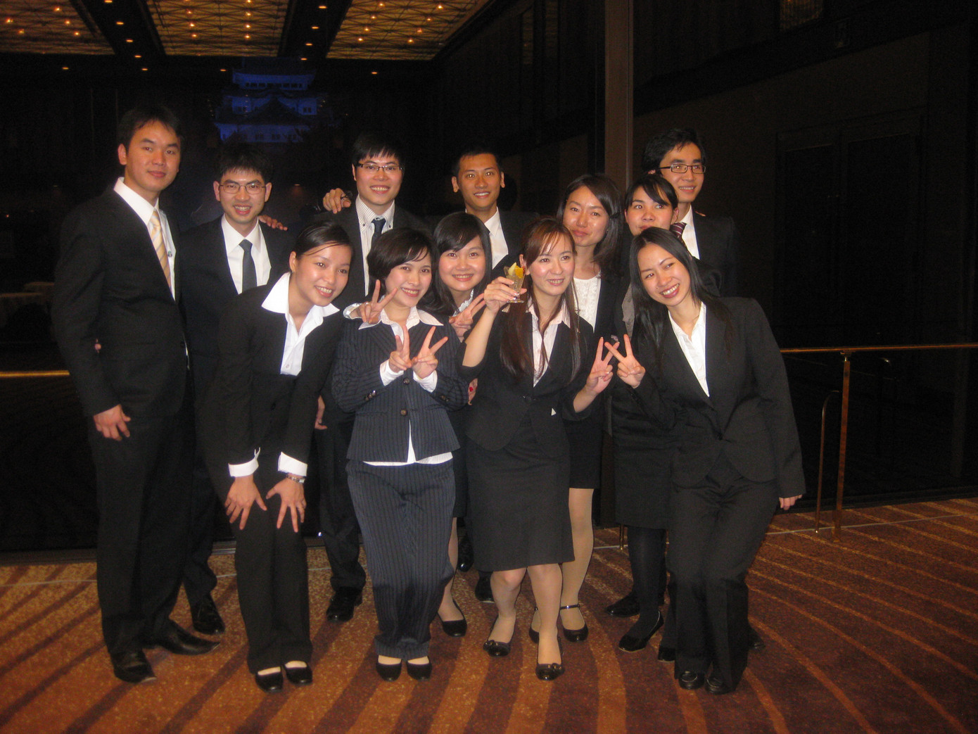 Bùi Mạnh Hà đứng thứ 2 hàng trên và các anh chị em trong Chi hội VYSA-TOKAI 