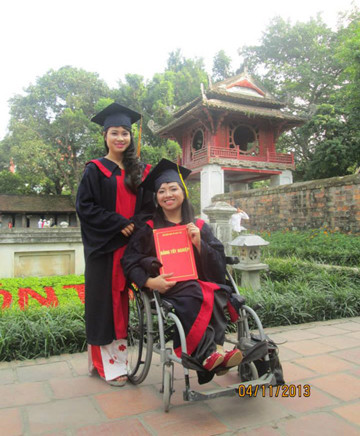 Phạm Thị Hương cùng bạn chụp ảnh kỷ yếu tại Văn Miếu - Quốc Tử Giám (Hà Nội)