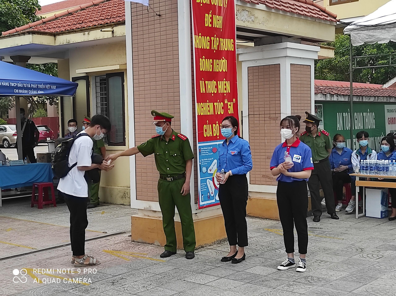 Thí sinh rửa tay bằng dung dịch sát khuẩn trước khi bước vào trường thi Thí sinh rửa tay bằng dung dịch sát khuẩn trước khi bước vào trường thi