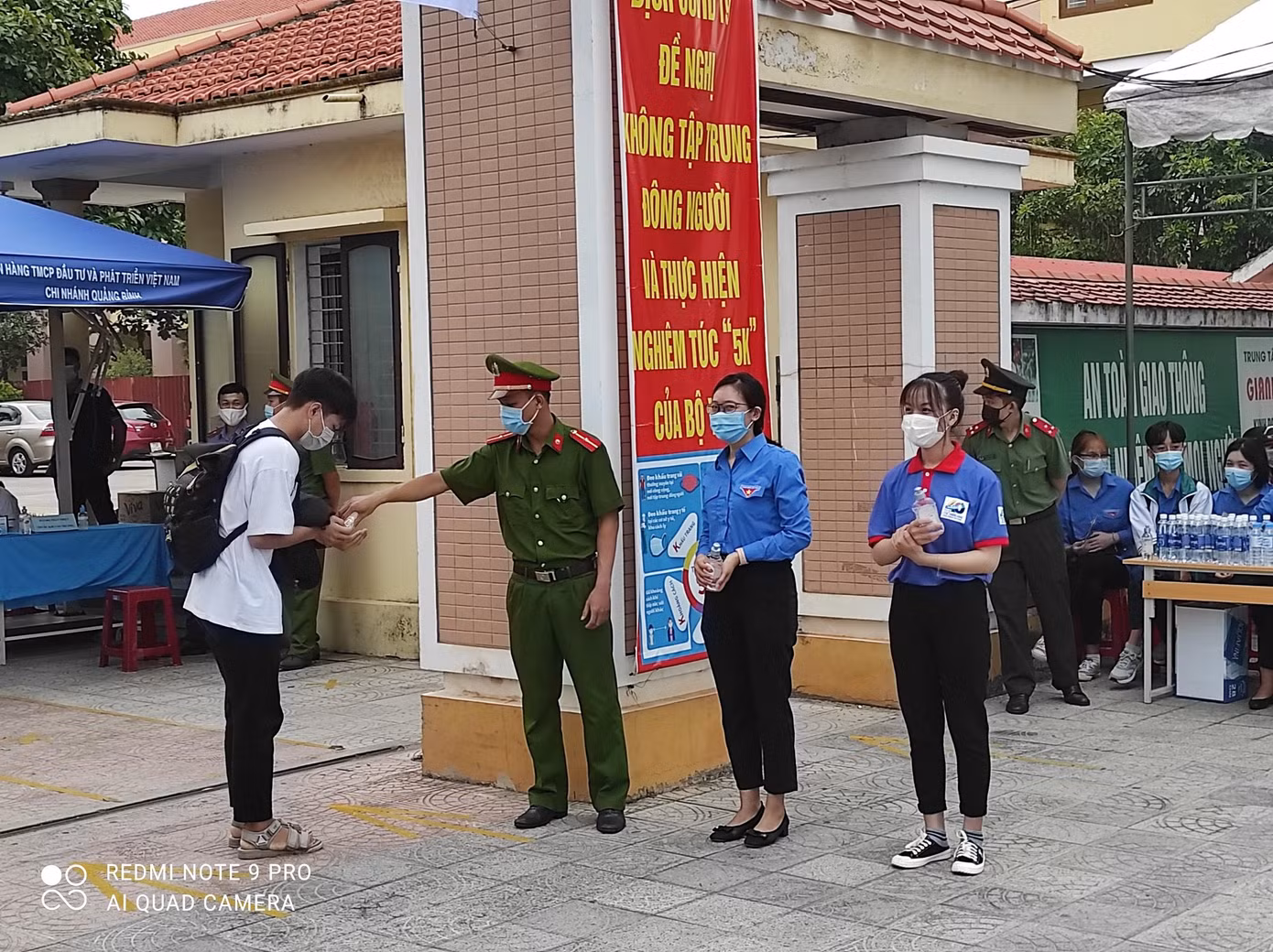 Thí sinh rửa tay bằng dung dịch sát khuẩn trước khi bước vào trường thi Thí sinh rửa tay bằng dung dịch sát khuẩn trước khi bước vào trường thi