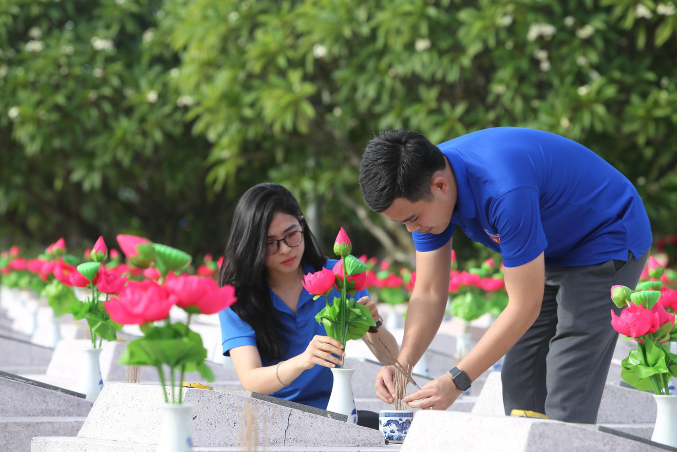 Các đoàn viên sửa sang, chăm sóc lại phần mộ liệt sĩ Các đoàn viên sửa sang, chăm sóc lại phần mộ liệt sĩ