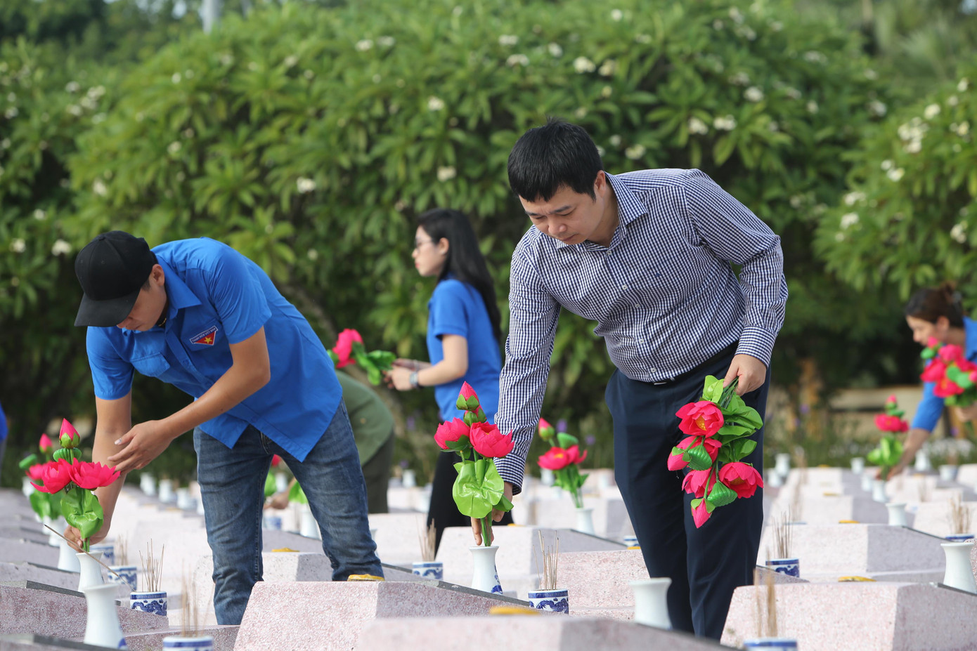 Đây là hoạt động khởi đầu cho những hoạt động tri ân các anh hùng liệt sĩ đã hy sinh vì nền độc lập dân tộc - thống nhất đất nước của tuổi trẻ Viettel Quảng Bình hướng tới ngày Thương binh - Liệt sỹ 27/7 Đây là hoạt động khởi đầu cho những hoạt động tri ân các anh hùng liệt sĩ đã hy sinh vì nền độc lập dân tộc - thống nhất đất nước của tuổi trẻ Viettel Quảng Bình hướng tới ngày Thương binh - Liệt sỹ 27/7