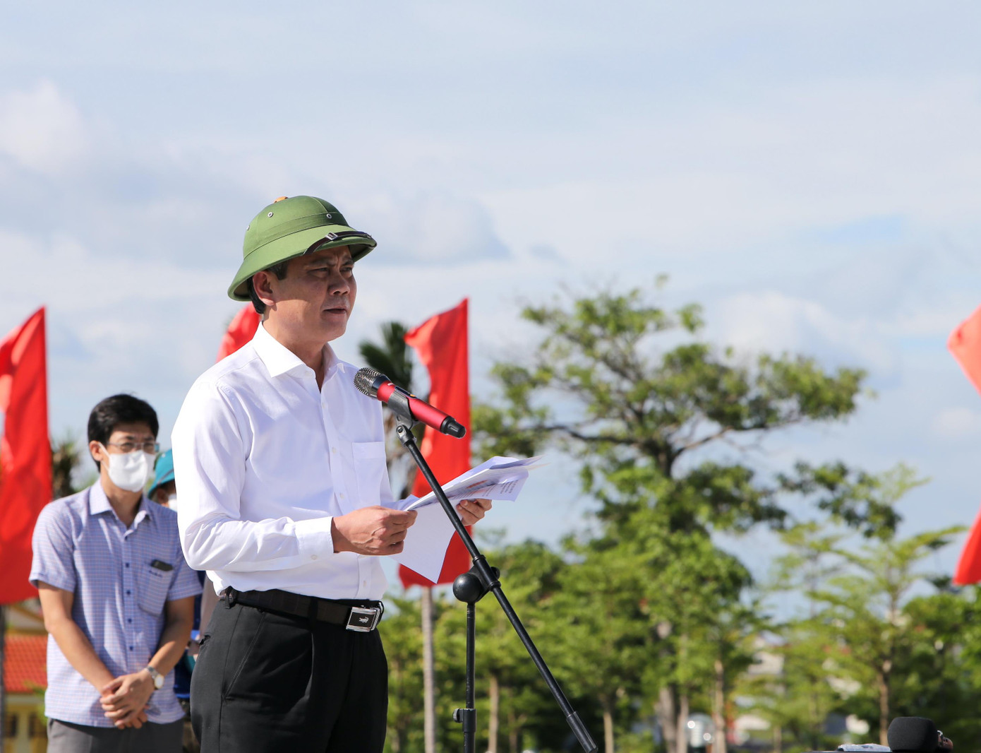 Ông Trần Thắng, Chủ tịch UBND tỉnh Quảng Bình đã động viên 29 cán bộ y tế trước giờ lên đường làm nhiệm vụ. Ông Trần Thắng, Chủ tịch UBND tỉnh Quảng Bình đã động viên 29 cán bộ y tế trước giờ lên đường làm nhiệm vụ.