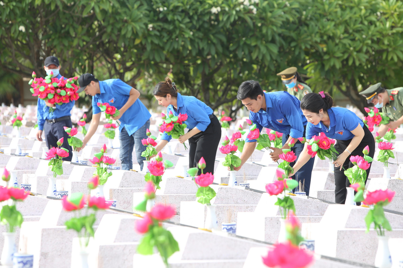 Thay mới hoa sen trên những ngôi mộ liệt sỹ Thay mới hoa sen trên những ngôi mộ liệt sỹ