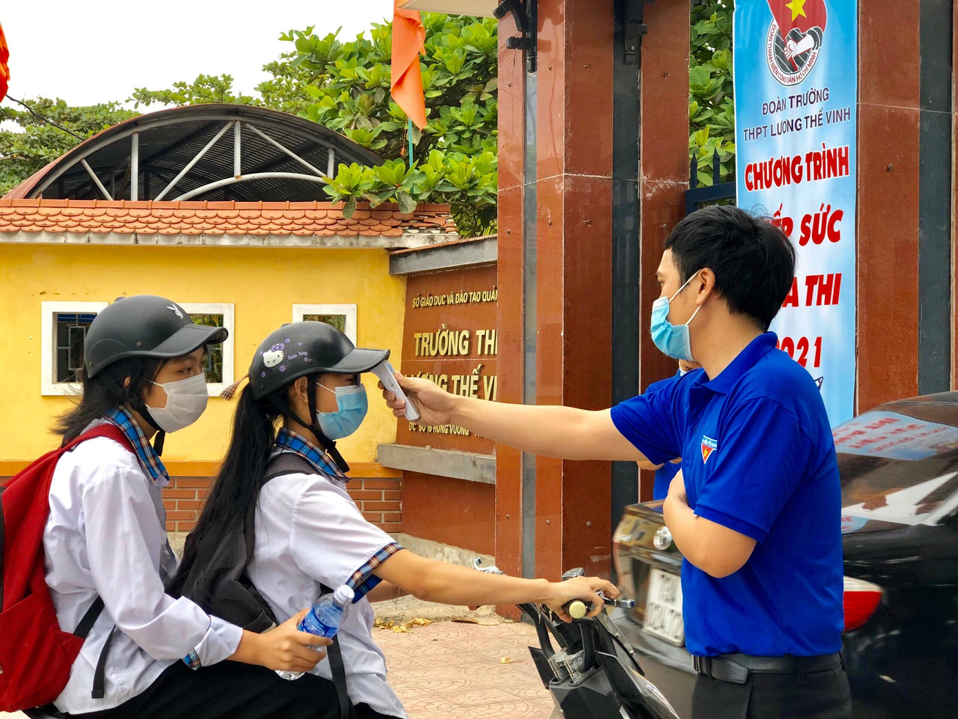 Đo thân nhiệt thí sinh trước khi bước vào trường thi Đo thân nhiệt thí sinh trước khi bước vào trường thi