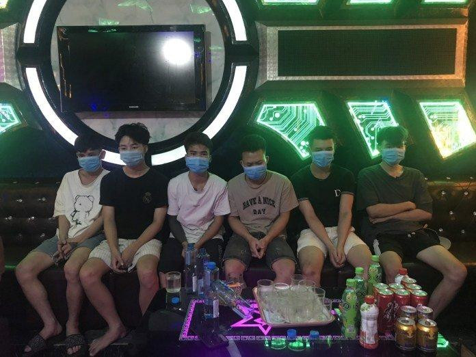 Nhóm thanh niên bị bắt quả tang sử dụng ma tuý tại quán karaoke ở Quảng Bình Nhóm thanh niên bị bắt quả tang sử dụng ma tuý tại quán karaoke ở Quảng Bình