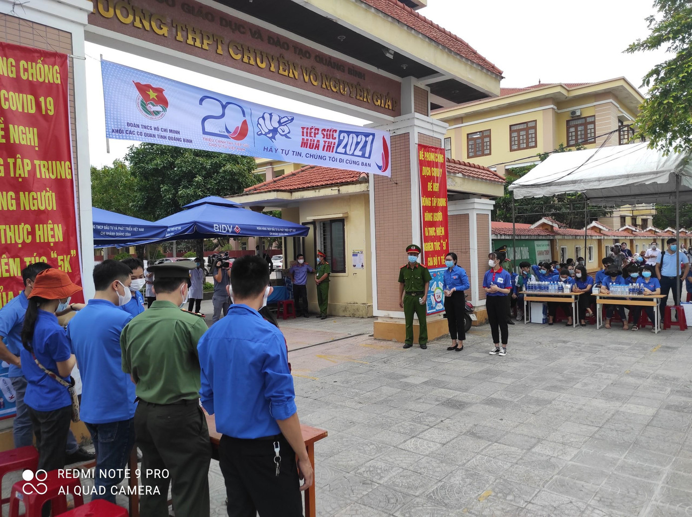 Lực lượng tình nguyện viên "Tiếp sức mùa thi" tại điểm thi trường THPT Chuyên Võ Nguyên Giáp. Lực lượng tình nguyện viên "Tiếp sức mùa thi" tại điểm thi trường THPT Chuyên Võ Nguyên Giáp.