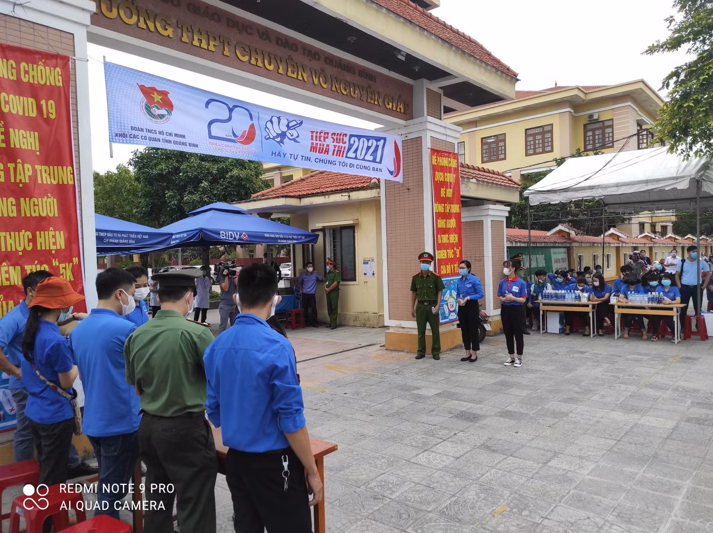 Lực lượng tình nguyện viên "Tiếp sức mùa thi" tại điểm thi trường THPT Chuyên Võ Nguyên Giáp. Lực lượng tình nguyện viên "Tiếp sức mùa thi" tại điểm thi trường THPT Chuyên Võ Nguyên Giáp.