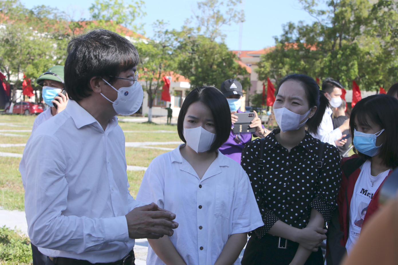 Ông Dương Thanh Bình, giám đốc Bệnh viện Hữu nghị Việt Nam - Cu Ba - Đồng Hới dặn dò cán bộ y tế của mình trước khi lên đường làm nhiệm vụ. Ông Dương Thanh Bình, giám đốc Bệnh viện Hữu nghị Việt Nam - Cu Ba - Đồng Hới dặn dò cán bộ y tế của mình trước khi lên đường làm nhiệm vụ.