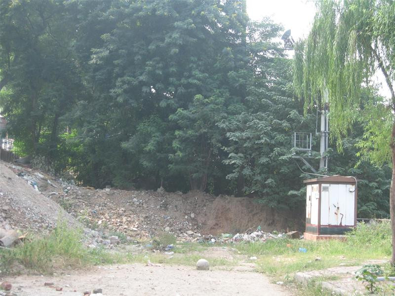 Con đường song song với đường Bưởi này vẫn tắc... vì chưa giải tỏa được.