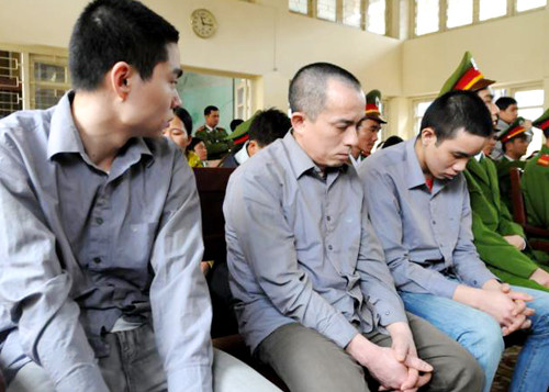 Từ sáng sớm rất đông các chiến sỹ công an, lực lượng bảo vệ có mặt để chuẩn bị an minh cho phiên tòa. Các phóng viên đã tới tòa từ rất sớm để chuẩn bị tác nghiệp, đưa tin. Luật sư Huỳnh - người bảo vệ lợi ích cho gia đình bị hại. Trong khi gia đình bị hại phẫn nộ, đau đớn... ... thì người nhà bị cáo Luyện lo lắng "ẩn" vào chỗ khuất. Ba bị cáo được áp tải tới tòa án và được hộ tống bởi khoảng gấn 300 chiến sĩ cảnh sát. Bị cáo Lê Văn Mến (bố của Lê Văn Luyện) bước vào tòa Khi thấy Lê Văn Luyện, người nhà cháu Bích đã xô tới kêu khóc, la ó đòi công bằng khiến lực lượng công an buộc phải áp tải cả ba bị cáo ra phòng Kiểm sát viên để bảo vệ. Lê Văn Luyện mặc quần bò áo sơ mi, khuôn mặt trắng trẻo gầy hơn lần xét xử sơ thẩm ngồi lặng thinh đợi phiên tòa bắt đầu. Lê Văn Luyện quay sang nhìn bố không nói được câu nào. Lê Văn Luyện lí nhí khai nhận toàn bộ quá trình gây án giết người, cướp vàng tại tiệm vàng Ngọc Bích Bị cáo Lê Văn Miên cho rằng vì quá thương con và hiểu biết pháp luật "nông cạn" nên mới bao che tội cho con mình. Tòan cảnh phiên tòa. Phiên tòa buổi sáng kết thúc, thấy gia đình bị hại quá bức xúc, rất nhiều cảnh sát vây quanh các bị cáo nhằm tránh xảy ra xô xát. Các bị cáo được áp tải lên xe trở về nơi giam giữ chuẩn bị cho phiên xử buổi chiều. Các bị cáo được tháo còng sau khi được dẫn giải tới phiên tòa Các bị cáo ngồi lặng lẽ trong vồng vây của lựng lượng bảo vệ trong khi gia đình người bị hại la ó. Lê Văn Luyện ngáp ngắn ngáp dài không cần lấy tay che... Và nắm chặt đôi tay đã cướp đi ba mạng người khi nghe gia đình bị hại và các luật sư tranh luận. Ông Trịnh Văn Tín - ông nội cháu Bích nêu những nghi vấn chưa sáng tỏ trong vụ án. Lê Văn Luyện lí nhí khi được nói lời cuối: "Bị cáo xin lỗi toàn xã hội và xin lỗi gia đình nạn nhân. Bị cáo mong được tòa giảm án cho mình và người thân” Các bị cáo cúi đầu nghe tòa tuyên án. Từ sáng sớm rất đông các chiến sỹ công an, lực lượng bảo vệ có mặt để chuẩn bị an minh cho phiên tòa. Các phóng viên đã tới tòa từ rất sớm để chuẩn bị tác nghiệp, đưa tin. Luật sư Huỳnh - người bảo vệ lợi ích cho gia đình bị hại. Trong khi gia đình bị hại phẫn nộ, đau đớn... ... thì người nhà bị cáo Luyện lo lắng "ẩn" vào chỗ khuất. Ba bị cáo được áp tải tới tòa án và được hộ tống bởi khoảng gấn 300 chiến sĩ cảnh sát. Bị cáo Lê Văn Mến (bố của Lê Văn Luyện) bước vào tòa Khi thấy Lê Văn Luyện, người nhà cháu Bích đã xô tới kêu khóc, la ó đòi công bằng khiến lực lượng công an buộc phải áp tải cả ba bị cáo ra phòng Kiểm sát viên để bảo vệ. Lê Văn Luyện mặc quần bò áo sơ mi, khuôn mặt trắng trẻo gầy hơn lần xét xử sơ thẩm ngồi lặng thinh đợi phiên tòa bắt đầu. Lê Văn Luyện quay sang nhìn bố không nói được câu nào. Lê Văn Luyện lí nhí khai nhận toàn bộ quá trình gây án giết người, cướp vàng tại tiệm vàng Ngọc Bích Bị cáo Lê Văn Miên cho rằng vì quá thương con và hiểu biết pháp luật "nông cạn" nên mới bao che tội cho con mình. Tòan cảnh phiên tòa. Phiên tòa buổi sáng kết thúc, thấy gia đình bị hại quá bức xúc, rất nhiều cảnh sát vây quanh các bị cáo nhằm tránh xảy ra xô xát. Các bị cáo được áp tải lên xe trở về nơi giam giữ chuẩn bị cho phiên xử buổi chiều. Các bị cáo được tháo còng sau khi được dẫn giải tới phiên tòa Các bị cáo ngồi lặng lẽ trong vồng vây của lựng lượng bảo vệ trong khi gia đình người bị hại la ó. Lê Văn Luyện ngáp ngắn ngáp dài không cần lấy tay che... Và nắm chặt đôi tay đã cướp đi ba mạng người khi nghe gia đình bị hại và các luật sư tranh luận. Ông Trịnh Văn Tín - ông nội cháu Bích nêu những nghi vấn chưa sáng tỏ trong vụ án. Lê Văn Luyện lí nhí khi được nói lời cuối: "Bị cáo xin lỗi toàn xã hội và xin lỗi gia đình nạn nhân. Bị cáo mong được tòa giảm án cho mình và người thân” Các bị cáo cúi đầu nghe tòa tuyên án.