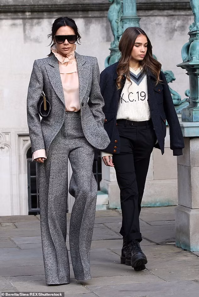 Cậu cả nhà Beckham tình tứ bạn gái hơn tuổi trên biển ảnh 13