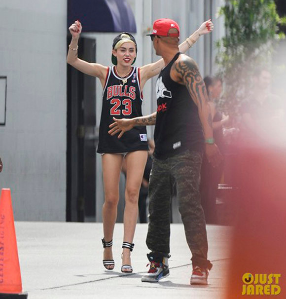 Miley đột ngột thay đổi phong cách nhưng vẫn giữ lại đôi chút sexy táo bạo