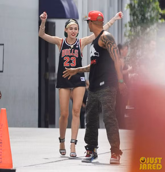 Miley đột ngột thay đổi phong cách nhưng vẫn giữ lại đôi chút sexy táo bạo