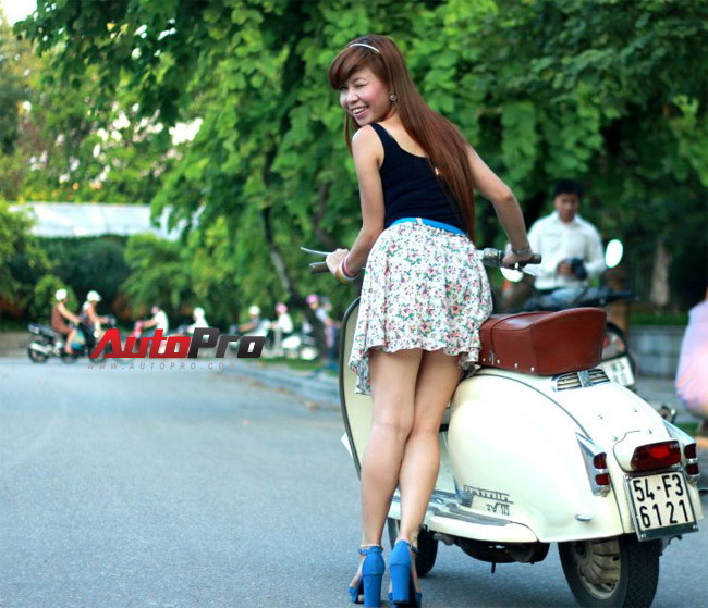 Thi Nhân: "Vài lần dắt xe thì có sao?" . Thi Nhân: