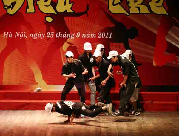 Nhiều động tác khó được các đội thực hiện