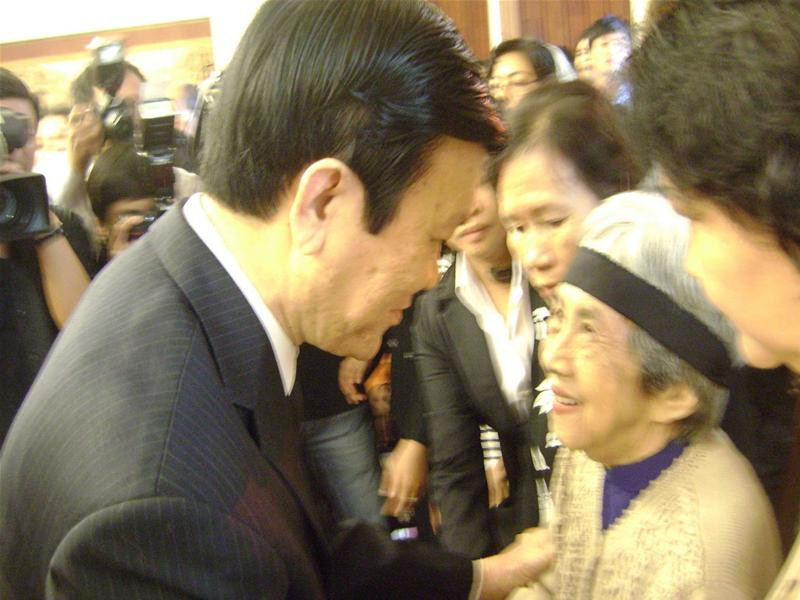 Đồng chí Trương Tấn Sang chia buồn cùng thân quyến đồng chí Hà Huy Tập