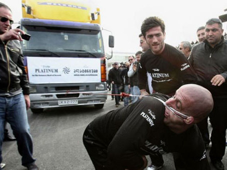 Anh Lasha Pataraya và màn biểu diễn ngoạn mục. Ảnh: AP