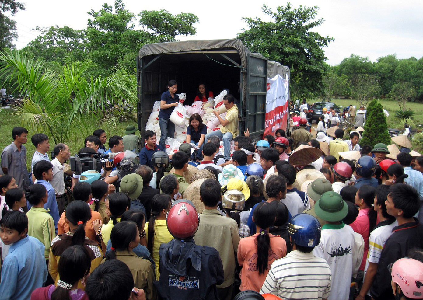 Rất đông người dân đến nhận quà. Rất đông người dân đến nhận quà