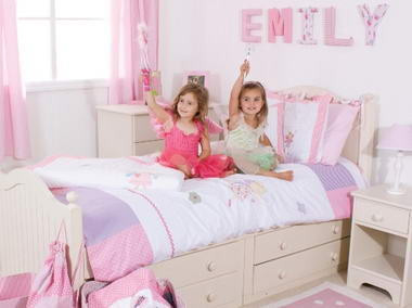 Không gian ngọt ngào, lãng mạn cho những nàng công chúa nhỏ Một không gian ấm áp với gam màu be của gỗ tự nhiên Những điểm nhấn sắc màu mạnh mẽ thể hiện cá tính của bé