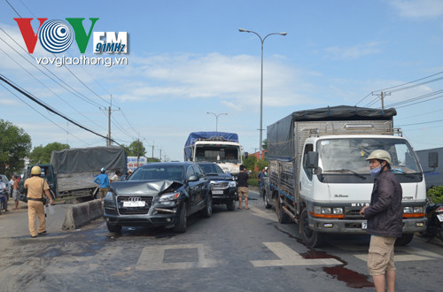 7 ô tô đâm nhau loạn xạ trên quốc lộ ảnh 2