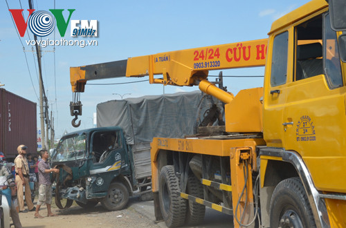 7 ô tô đâm nhau loạn xạ trên quốc lộ ảnh 9