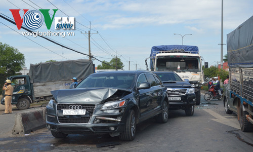 7 ô tô đâm nhau loạn xạ trên quốc lộ ảnh 6