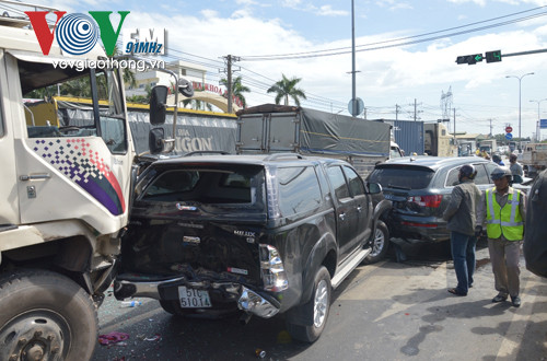 7 ô tô đâm nhau loạn xạ trên quốc lộ ảnh 3