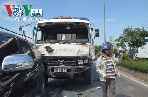 7 ô tô đâm nhau loạn xạ trên quốc lộ ảnh 7