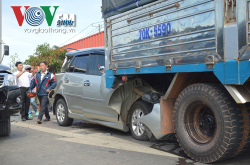 7 ô tô đâm nhau loạn xạ trên quốc lộ ảnh 4