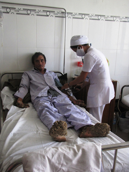 Các bác sĩ đang tìm hiểu bệnh tình của ông