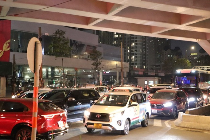 Trong khi đó, lượng xe lớn từ đường Nguyễn Hữu Cảnh đổ về cầu Sài Gòn cũng là nguyên nhân gây kẹt cứng. Trong khi đó, lượng xe lớn từ đường Nguyễn Hữu Cảnh đổ về cầu Sài Gòn cũng là nguyên nhân gây kẹt cứng.