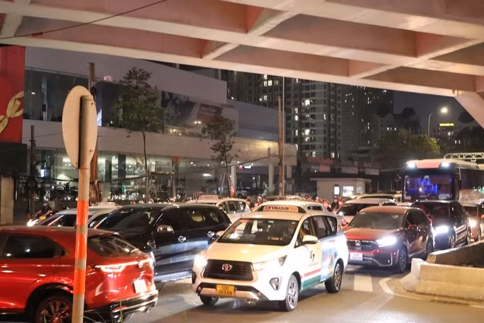 Trong khi đó, lượng xe lớn từ đường Nguyễn Hữu Cảnh đổ về cầu Sài Gòn cũng là nguyên nhân gây kẹt cứng. Trong khi đó, lượng xe lớn từ đường Nguyễn Hữu Cảnh đổ về cầu Sài Gòn cũng là nguyên nhân gây kẹt cứng.